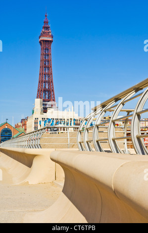 Blackpool Tower aus der Promenade Blackpool Lancashire England GB UK EU Europa Stockfoto