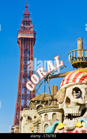 Blackpool Tower mit Strandpromenade Vergnügungen und Messegelände fahren, "Coral Island" Blackpool Lancashire England GB UK EU Europa Stockfoto