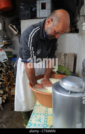 Käser beim Vorbereiten, Käse, casizolu Seneghe, Sardinien, Italien Stockfoto