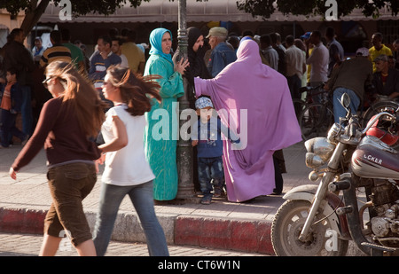 Kontrast zwischen moderne und traditionelle islamische Frauen in den Straßen von Taroudant, Marokko Afrika Stockfoto