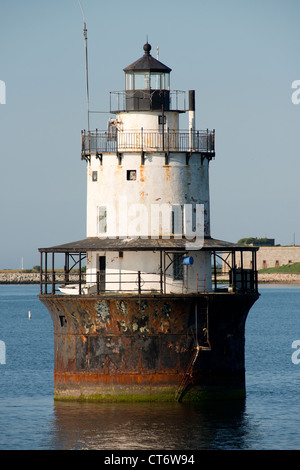 Massachusetts, New Bedford. Butler wohnungen Licht, Zündkerze stil Leuchtturm in New Bedford Hafen. Stockfoto