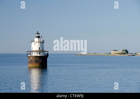 Massachusetts, New Bedford. Butler wohnungen Licht, Zündkerze stil Leuchtturm in New Bedford Hafen. Stockfoto