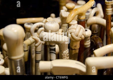 Massachusetts, New Bedford. New Bedford Whaling Museum. Sammlung von traditionellen Walfänger Hand gemacht Scrimshaw-Walking-Stöcke. Stockfoto