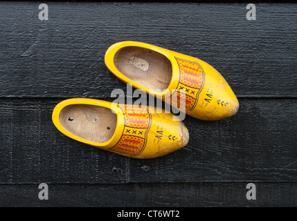 traditionelle holländische Holzschuhe an einer Wand hängen Stockfoto