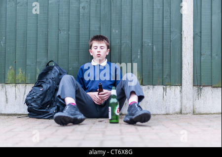 Ein gestellten 12-jährigen Jungen zeigen die Probleme der Minderjährige Trinken in Großbritannien Stockfoto