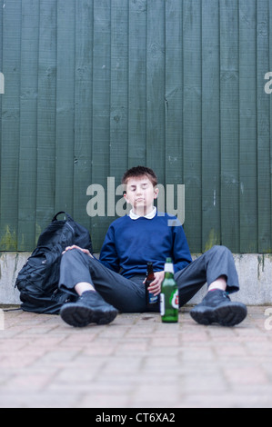 Ein gestellten 12-jährigen Jungen zeigen die Probleme der Minderjährige Trinken in Großbritannien Stockfoto