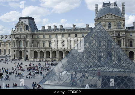 Der Louvre oder das Louvre-Museum mit seiner Glaspyramide, Paris, Frankreich Stockfoto