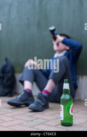 Ein gestellten 12-jährigen Jungen zeigen die Probleme der Minderjährige Trinken in Großbritannien Stockfoto