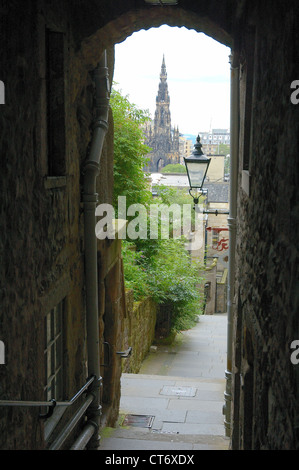 Das Edinburgh Scott Monument einer Gasse in der Ferne eingerahmt. Stockfoto