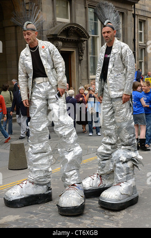 Zwei Punker gekleidet in Silber Outfits und Plateau-Schuhe für das Edinburgh Festival Stockfoto