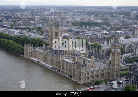 Arial Ansicht von The Victoria Tower (links), gesehen drohend über dem Palace of Westminster von der Westminster Bridge in London Stockfoto