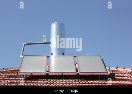 Solare Warmwasserbereitung Panel auf einem Hausdach Stockfoto