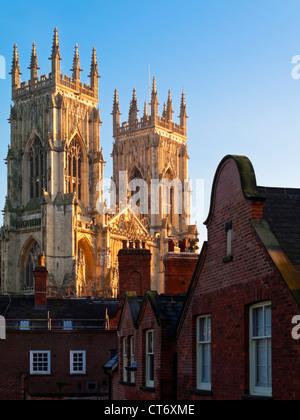 Blick über die Dächer in Richtung der Türme an der Westfront des York Minster Kathedrale in der Stadt von York Yorkshire England UK Stockfoto