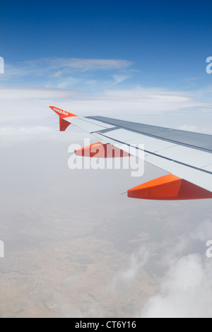 Blick vom Fensterplatz Easy Jet fliegen über dem spanischen Festland Stockfoto