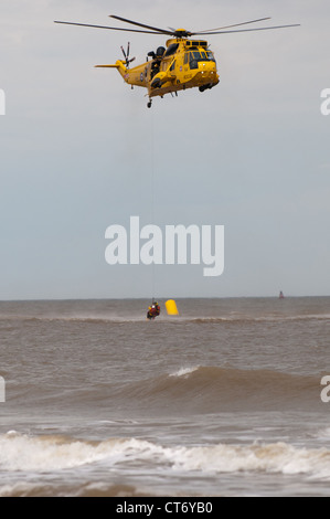 RAF SAR Sea King eine off-Shore-Rettung durchführen trainieren Sie im Lowestoft Airshow 2012 Stockfoto