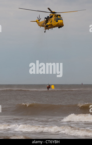 RAF SAR Sea King eine off-Shore-Rettung durchführen trainieren Sie im Lowestoft Airshow 2012 Stockfoto