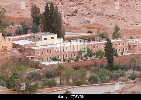 Die Gärten des Klosters Saint Catherine mit der Kloster-Pension hinter Saint Catherine, Sinai, Ägypten Stockfoto