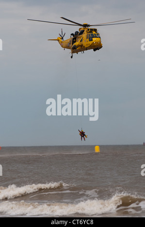 RAF SAR Sea King eine off-Shore-Rettung durchführen trainieren Sie im Lowestoft Airshow 2012 Stockfoto