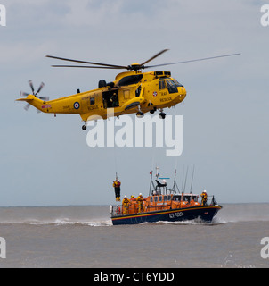 RAF SAR Sea King Durchführung einer off-Shore-Rescue Übung mit RNLI Tyne Klasse Rettungsboot bei Lowestoft Airshow 2012 Stockfoto