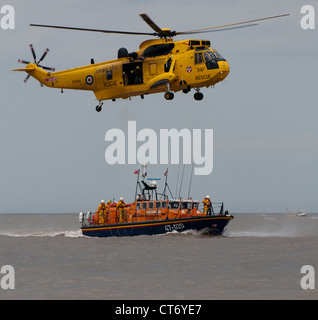 RAF SAR Sea King Durchführung einer off-Shore-Rescue Übung mit RNLI Tyne Klasse Rettungsboot bei Lowestoft Airshow 2012 Stockfoto