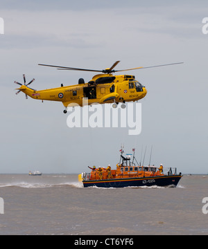 RAF SAR Sea King Durchführung einer off-Shore-Rescue Übung mit RNLI Tyne Klasse Rettungsboot bei Lowestoft Airshow 2012 Stockfoto