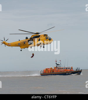 RAF SAR Sea King Durchführung einer off-Shore-Rescue Übung mit RNLI Tyne Klasse Rettungsboot bei Lowestoft Airshow 2012 Stockfoto