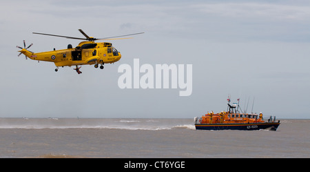 RAF SAR Sea King Durchführung einer off-Shore-Rescue Übung mit RNLI Tyne Klasse Rettungsboot bei Lowestoft Airshow 2012 Stockfoto