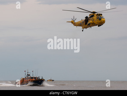 RAF SAR Sea King Durchführung einer off-Shore-Rescue Übung mit RNLI Tyne Klasse Rettungsboot bei Lowestoft Airshow 2012 Stockfoto