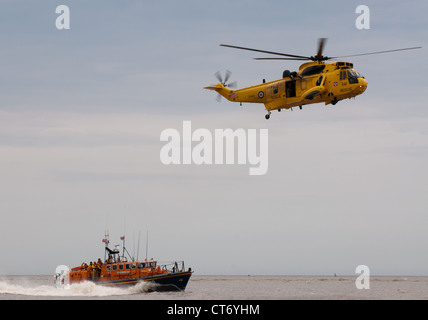 RAF SAR Sea King Durchführung einer off-Shore-Rescue Übung mit RNLI Tyne Klasse Rettungsboot bei Lowestoft Airshow 2012 Stockfoto