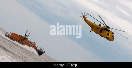 RAF SAR Sea King Durchführung einer off-Shore-Rescue Übung mit RNLI Tyne Klasse Rettungsboot bei Lowestoft Airshow 2012 Stockfoto