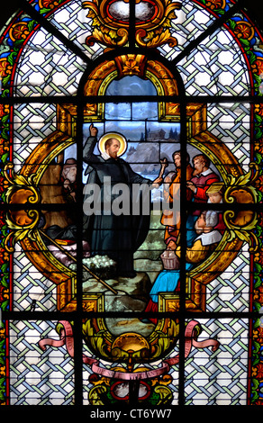 Lüttich, Belgien. Eglise Saint-Denis - Interieur. Glasmalerei-Fenster - St Francis de Sales Stockfoto