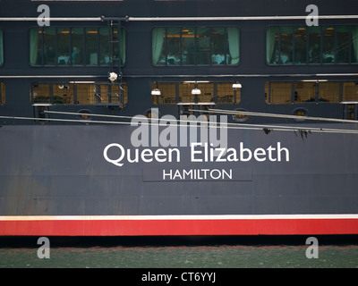 Stern der Cunard-Kreuzfahrtschiff festgemacht Queen Elizabeth in Southampton England UK zeigt Registrierhafen wie Hamilton Stockfoto