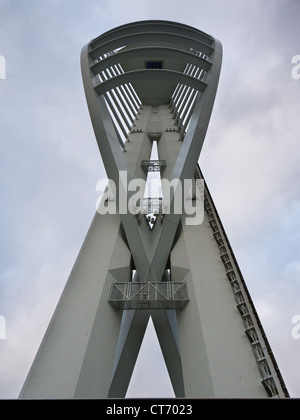 Spinnaker Tower in Portsmouth, Großbritannien. Erschossen Sie Blick von der Basis der Struktur. Stockfoto