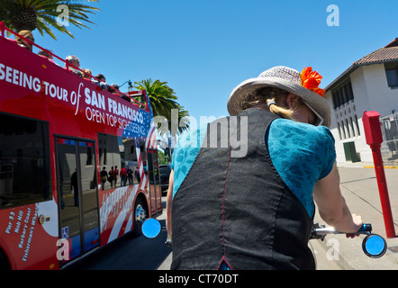San Francisco-Zyklus Taxi aus Sicht der Passagier mit Tourbus vorbei, auf sonnigen Embarcadero San Francisco Kalifornien, USA Stockfoto