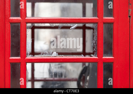 Geschändeter rote Telefonzelle, London, UK Stockfoto