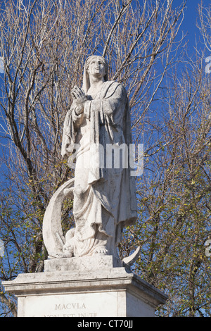 Statue der Jungfrau Maria von Domenico Piggiani, Milvischen Brücke, Rom, Italien Stockfoto