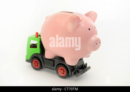 SPARSCHWEIN AUF RÜCKSEITE SPIELZEUG LKW WIEDER HOUSE MOVES HYPOTHEKEN BANKEN EINKOMMEN ZAHLEN EINSTANDSPREISE HAUS BEWEGEN CASH EINSPARUNGEN RENTEN SCHULDEN UK Stockfoto