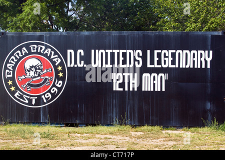 "Barra Brava Est 1996 D.C. United legendär"12. Mann"" Schild am Robert Francis Kennedy Stadion lot 8 Parkplätze, Washington, DC. Stockfoto