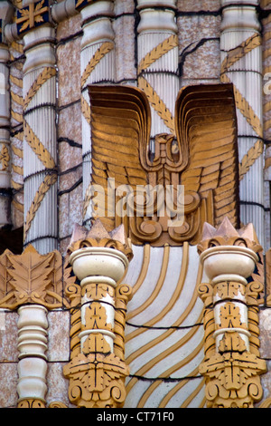 Art-Deco-Fassade auf dem John H McClatchy Gebäude - Ecke von 69 th und Markt Steet in Upper Darby, Philadelphia. Stockfoto