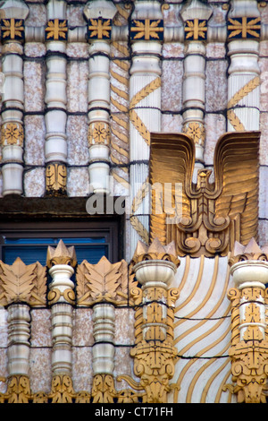 Art-Deco-Fassade auf dem John H McClatchy Gebäude - Ecke von 69 th und Markt Steet in Upper Darby, Philadelphia. Stockfoto