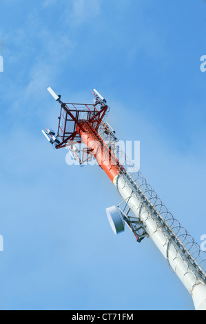 Handy-Turm erhebt sich vor einem blauen Himmel. Stockfoto