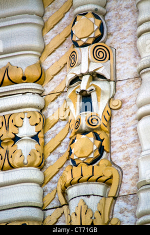 Art-Deco-Fassade auf dem John H McClatchy Gebäude - Ecke von 69 th und Markt Steet in Upper Darby, Philadelphia. Stockfoto