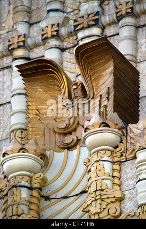 Art-Deco-Fassade auf dem John H McClatchy Gebäude - Ecke von 69 th und Markt Steet in Upper Darby, Philadelphia. Stockfoto