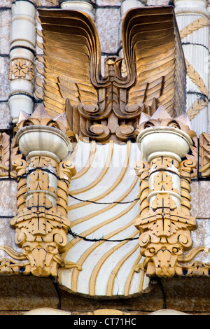 Art-Deco-Fassade auf dem John H McClatchy Gebäude - Ecke von 69 th und Markt Steet in Upper Darby, Philadelphia. Stockfoto