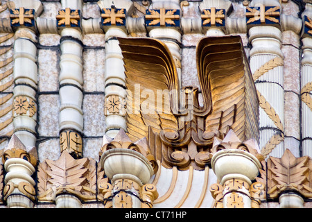 Art-Deco-Fassade auf dem John H McClatchy Gebäude - Ecke von 69 th und Markt Steet in Upper Darby, Philadelphia. Stockfoto