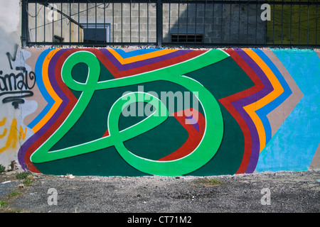 Graffiti Kunst im öffentlichen Raum auf einem Parkplatz in Philadelphia, Pennsylvania. Stockfoto