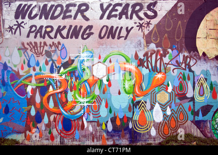 Graffiti Kunst im öffentlichen Raum auf einem Parkplatz in Philadelphia, Pennsylvania. Stockfoto