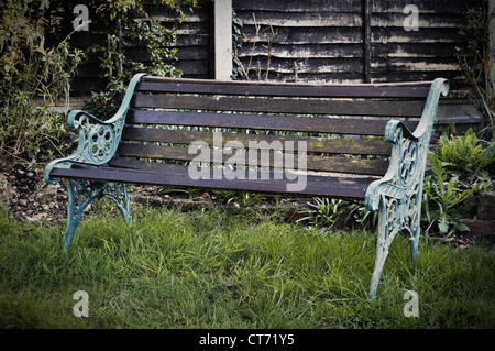 Vintage Bank im Garten, Retro-Stil Bild mit Filmkorn und vignette Stockfoto