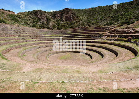 Kreisförmige Terrassen von den Inka in Moray, gebaut in der Nähe von Urubamba, Peru. Stockfoto