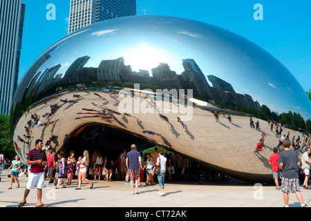 Touristen auf Cloud gate Skulptur, Millenium Park, Chicago, Illinois Stockfoto